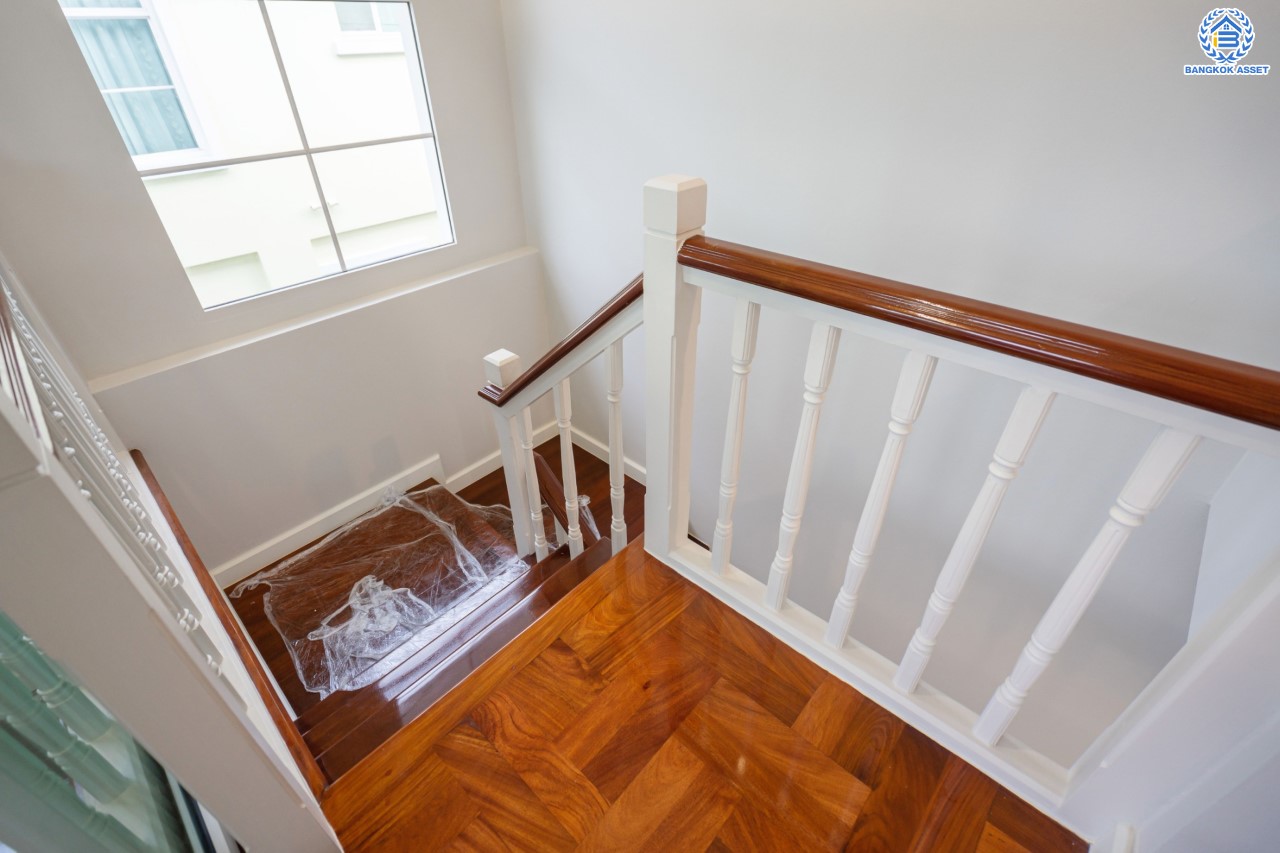 บ้านมือสองตกแต่งใหม่ ม.นันทวัน พระราม5 ตกแต่งหรูหรา หลังใหญ่กว่า 64 ตร.ว. ฟังก์ชันจัดเต็ม 3 ห้องนอน 3 ห้องน้ำ 1 ห้องอเนกประสงค์ จอดรถได้ 2 คัน พร้อม Living Room รองรับทุกความสุข ทำเลเดินทางสะดวก ใกล้ทางด่วน "กาญจนาภิเษก" และรถไฟฟ้าสายสีม่วง "สถานีบางรักใหญ่"